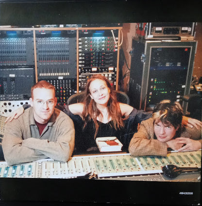 Fiona Apple : When The Pawn Hits The Conflicts He Thinks Like A King What He Knows Throws The Blows When He Goes To The Fight And He'll Win The Whole Thing 'Fore He Enters The Ring There's No Body To Batter When Your Mind Is Your Might So When You Go Solo, You Hold You (CD, Album)